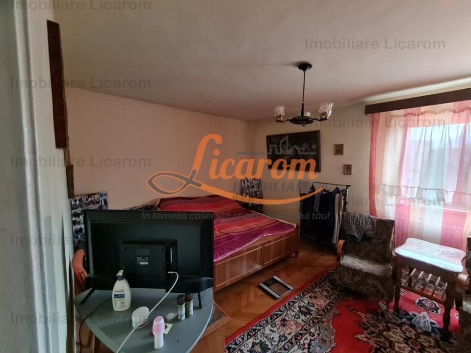 Proprietate individuala-3 apartamente,spatiu comercial,garaje,gradina,curte - Poză 5