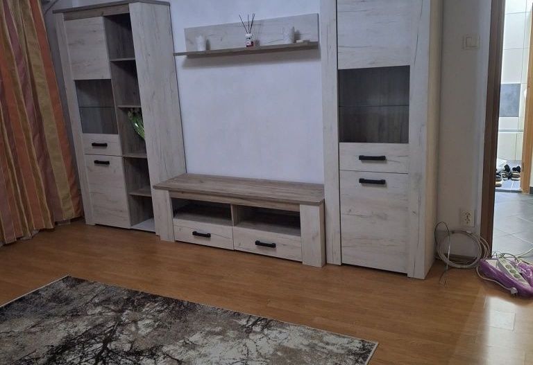 Închiriez garsonieră spațioasă Piața Muncii, bloc anvelopat, metrou - Poză 2