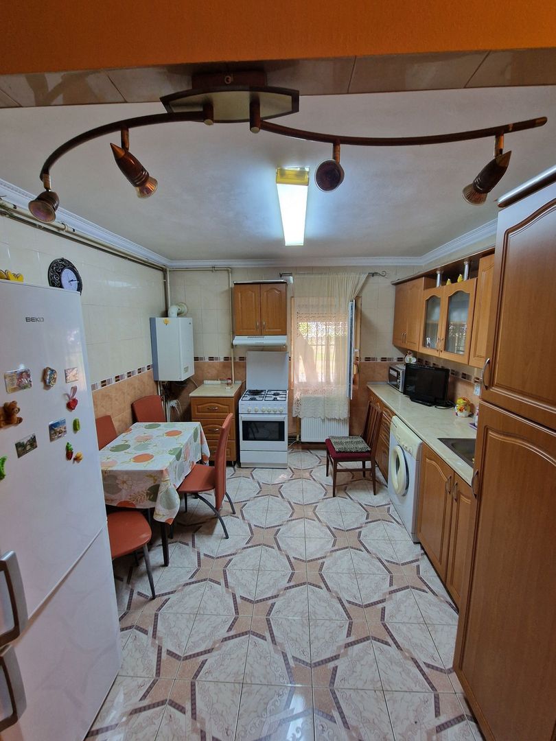 Vând apartament 3 camere - Poză 1