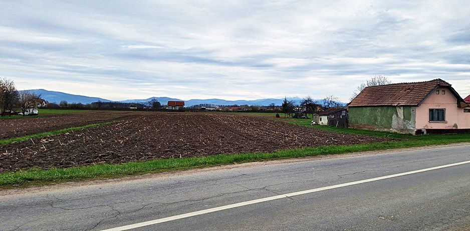 Teren intravilan pentru case in centrul Podu Oltului de 5600mp, 28 euro/mp - Poză 4