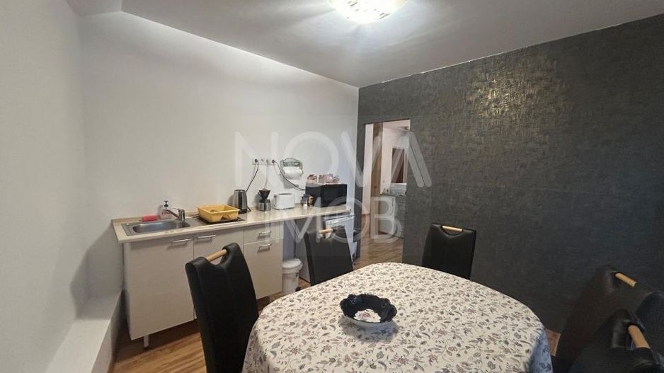 Casa de vanzare 200 mp cu spatiu comercial la parter, strada Lunga - Poză 2