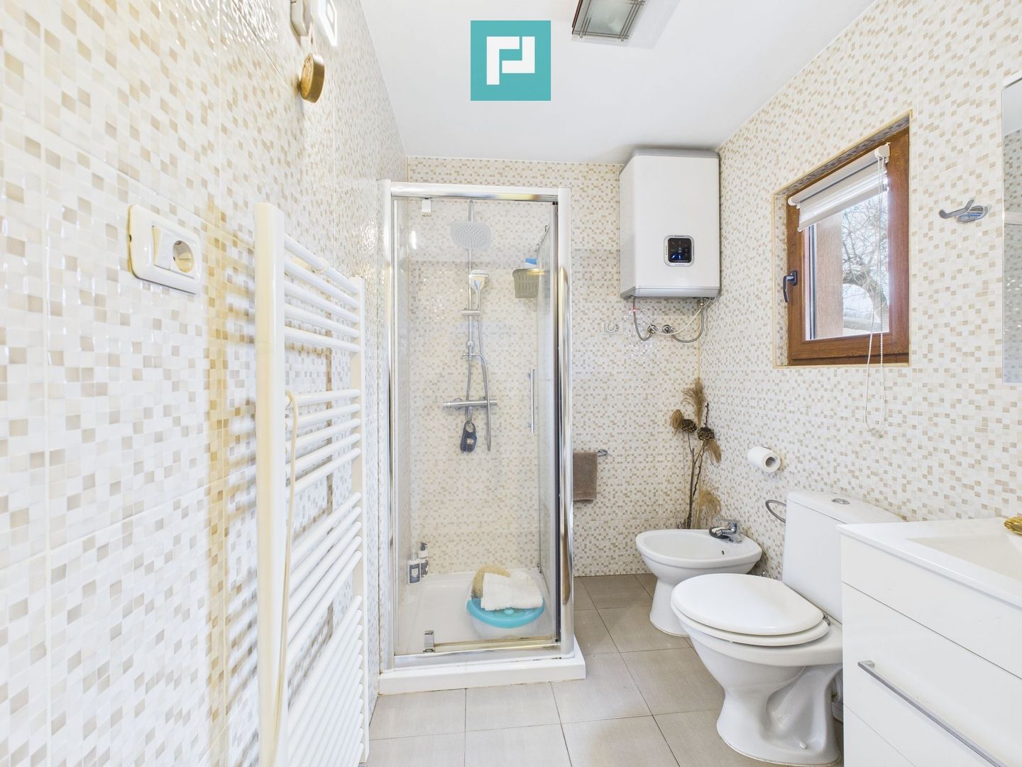 Casă renovată în localitatea Comănești, Arad - Poză 6