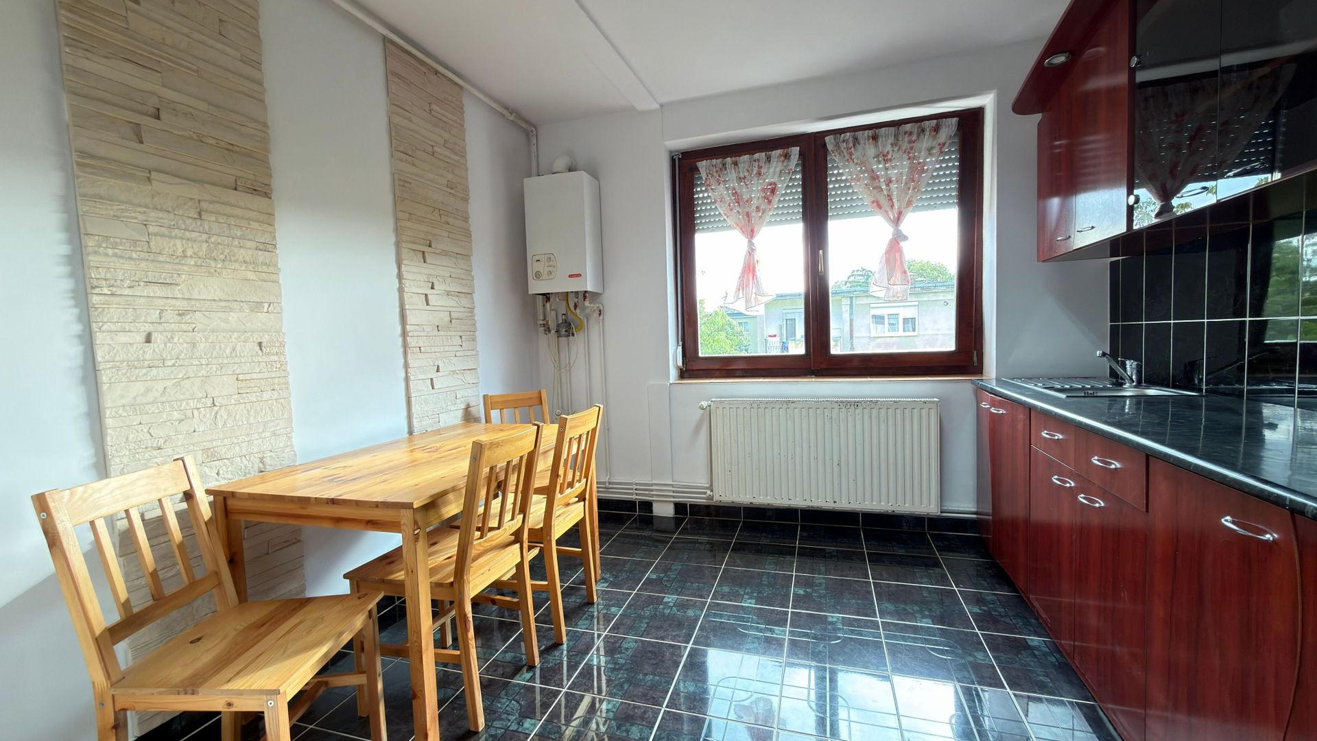 Apartament 2 camere Republicii Etaj III - Carei - Poză 2