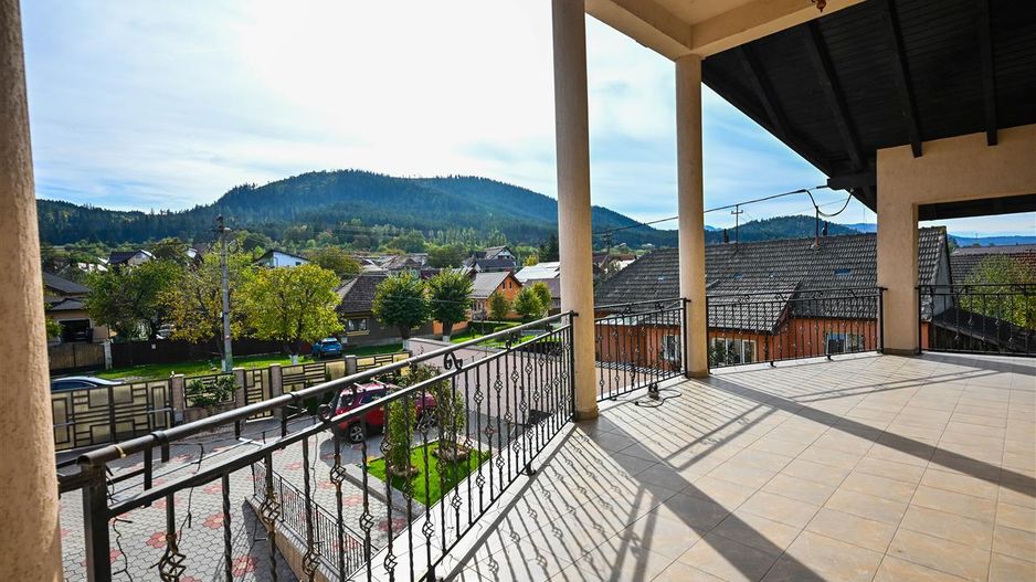 Somptuozitate in stil modern, 2 garaje, 3 terase, totul pe 1.000 mp teren - Poză 31