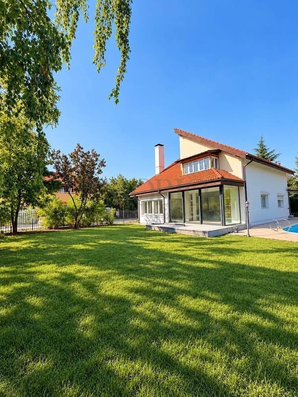 Vilă Premium cu Piscină Privată, Curte Generoasă și 5 Locuri - Poză 4
