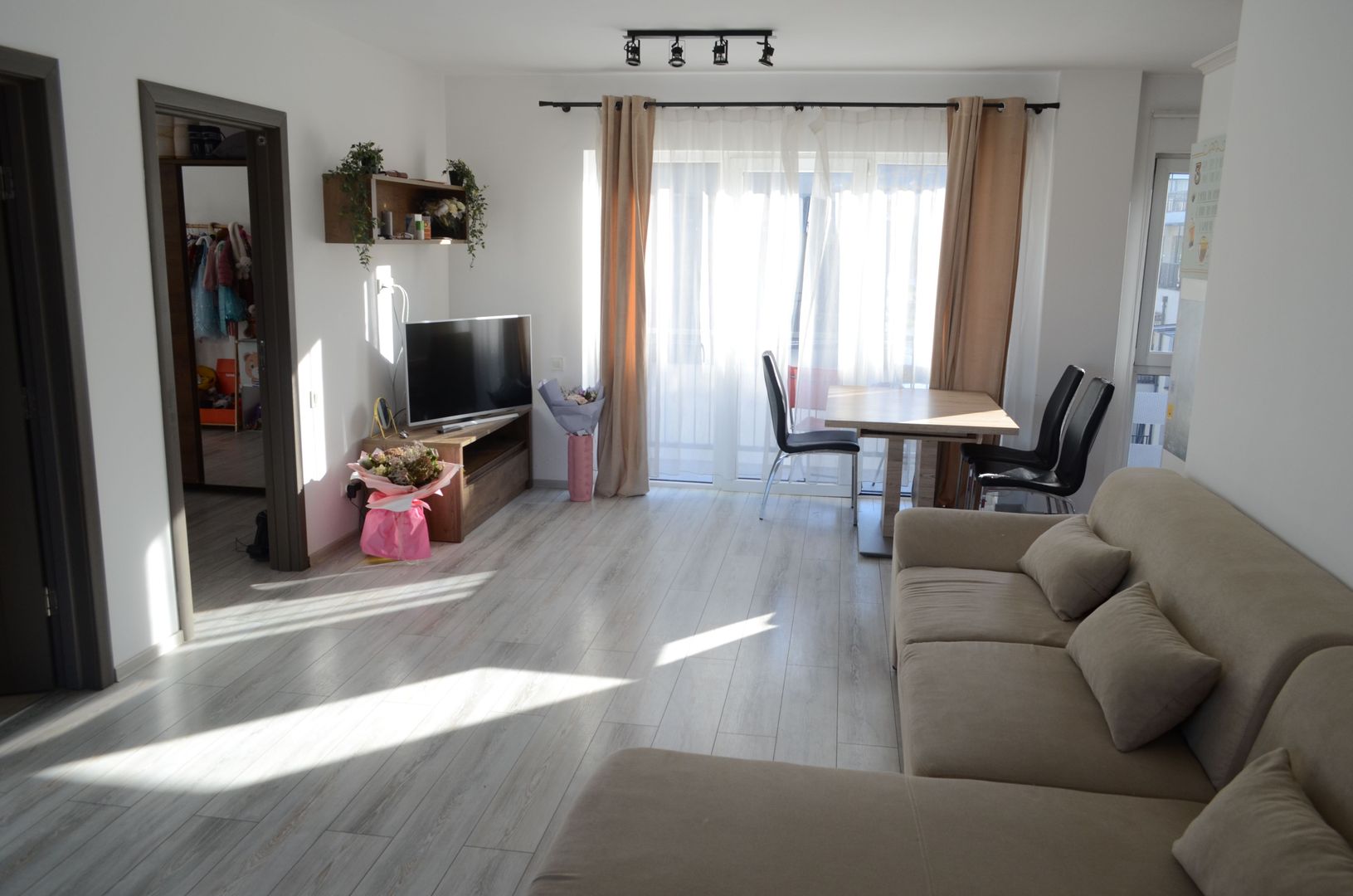 Apartament cu 3 camere, 2 bai, 2 terase, 2 garaje, in cartier Europa - Poză 1