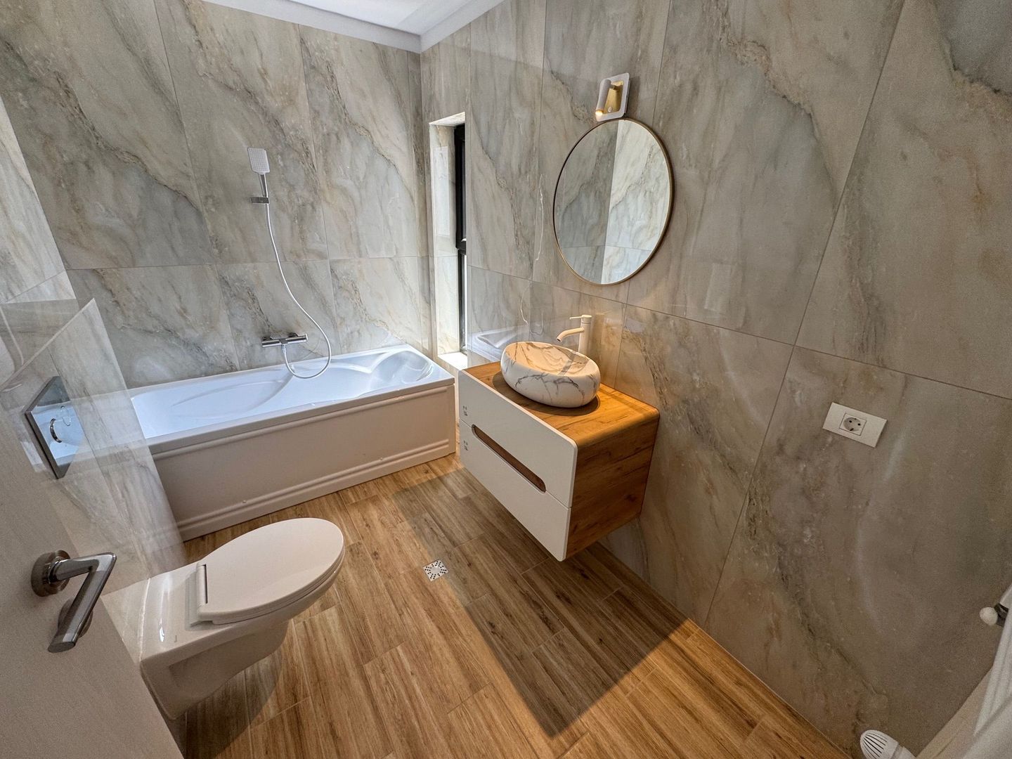 Vile 4 camere Tunari, Zona f buna, asfalt - Poză 3