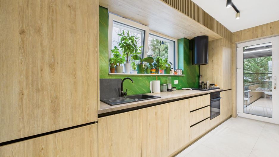 Casă modernă cu 5 camere, 4 băi și terasă închisă – Otopeni, central - Poză 3