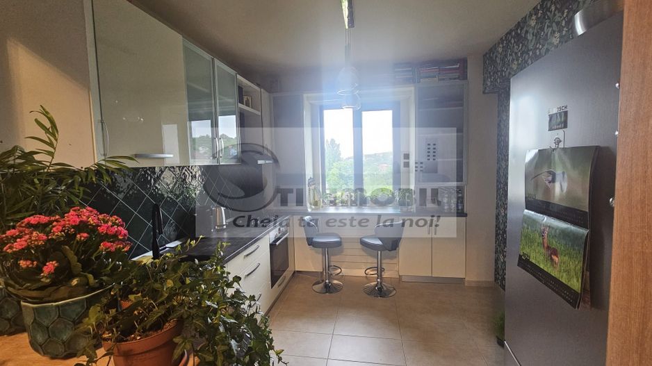 Apartament 2 camere, renovat,mobilat complet, parcare inclusa - Poză 2