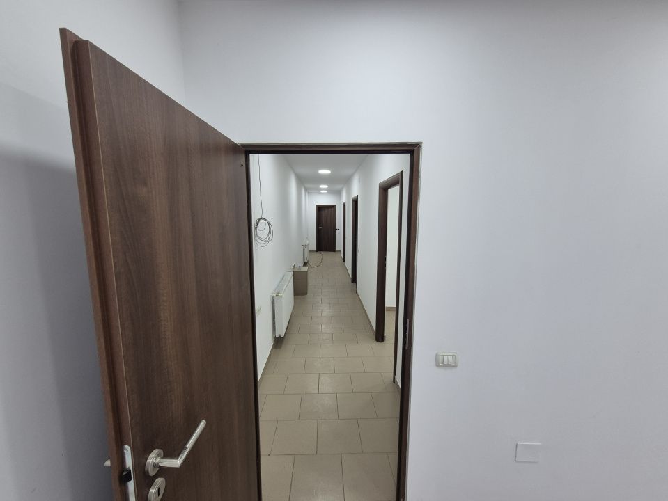 Spatiu de birouri generos - Poză 8