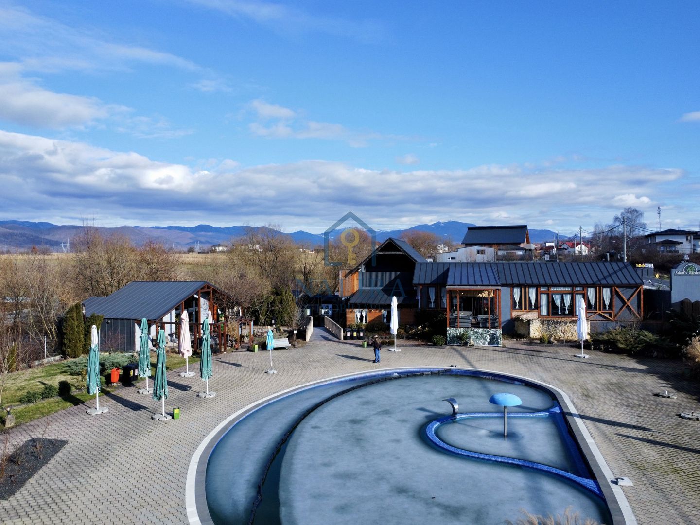 Proprietate unică de vânzare – piscină, restaurant, terasă - Poză 1