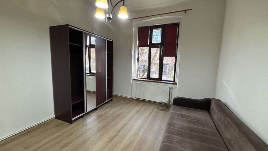 Apartament 2 camere,curte comuna/4 proprietari - Poză 1