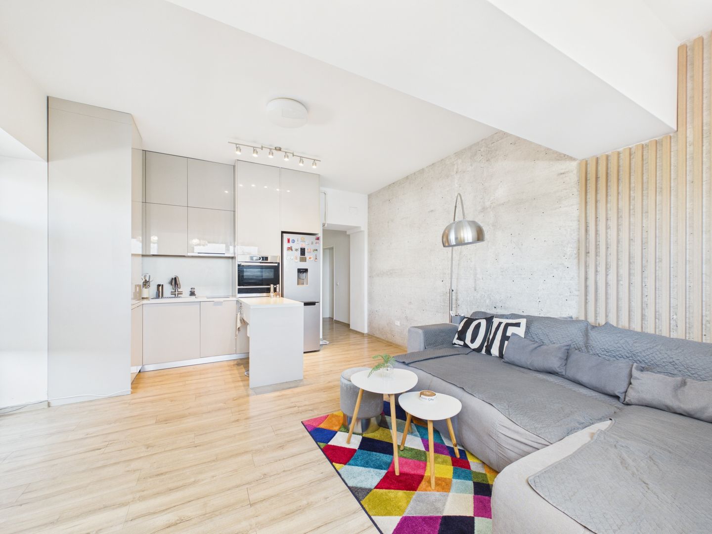 Apartament cu 3 camere de vanzare, centrala proprie - Mihai Bravu - Poză 1