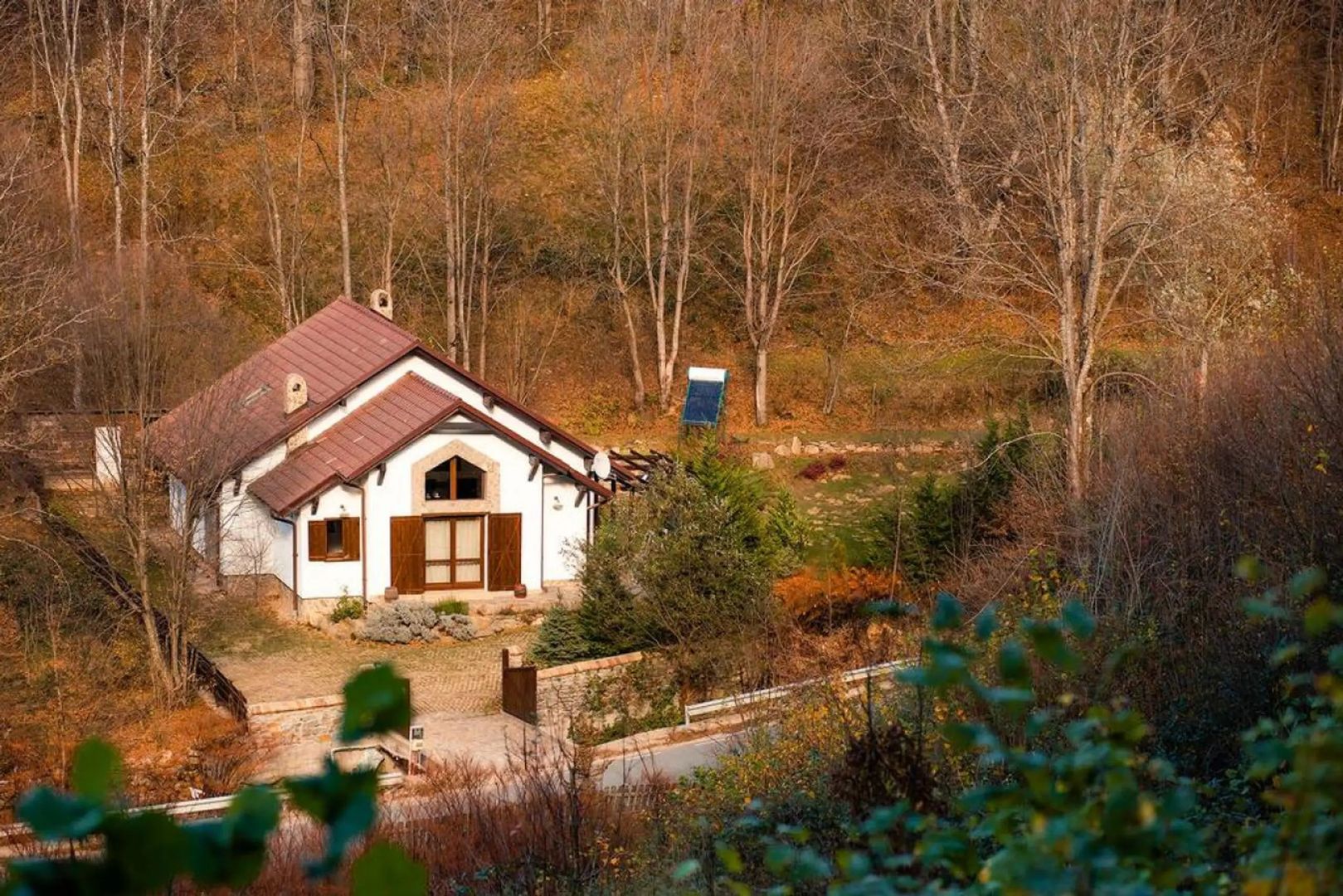 Investitie Valiug lacul Gozna Casa utilata 5 camere parau padure - Poză 1