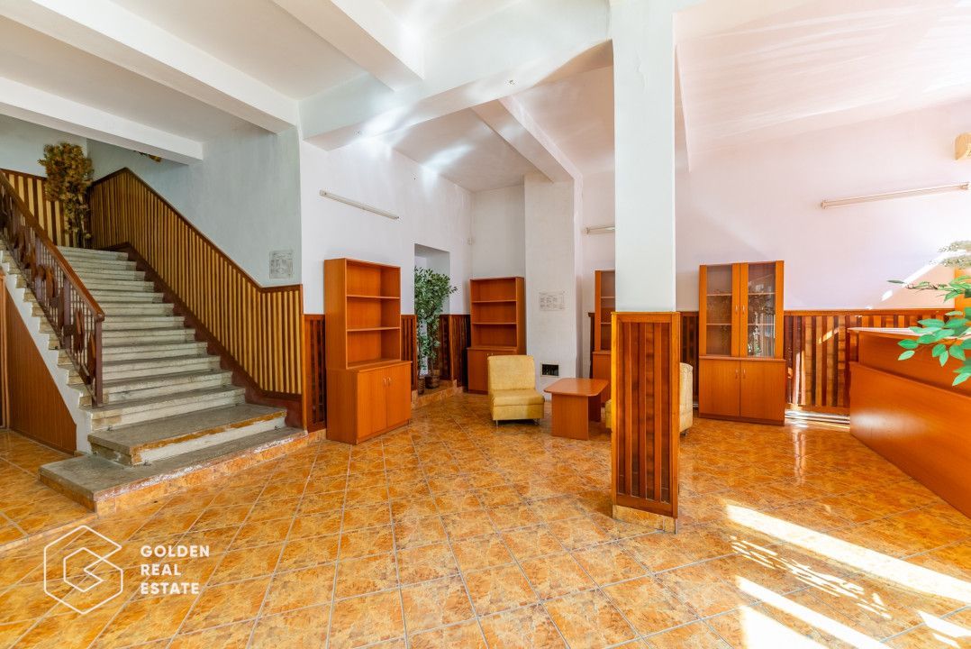 Cladire cu 24 camere, langa Castelul Regal Savarsin - Poză 3