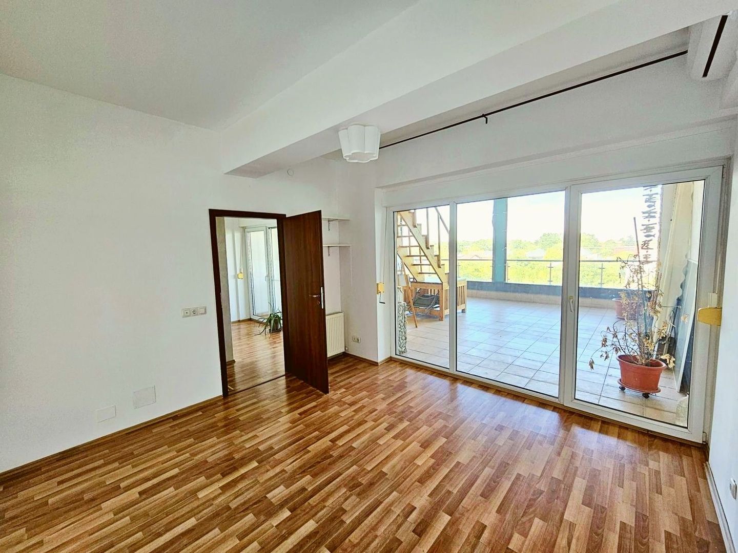 Apartament 3 camere, deosebit in Otopeni, Str. Ferme F - Poză 1