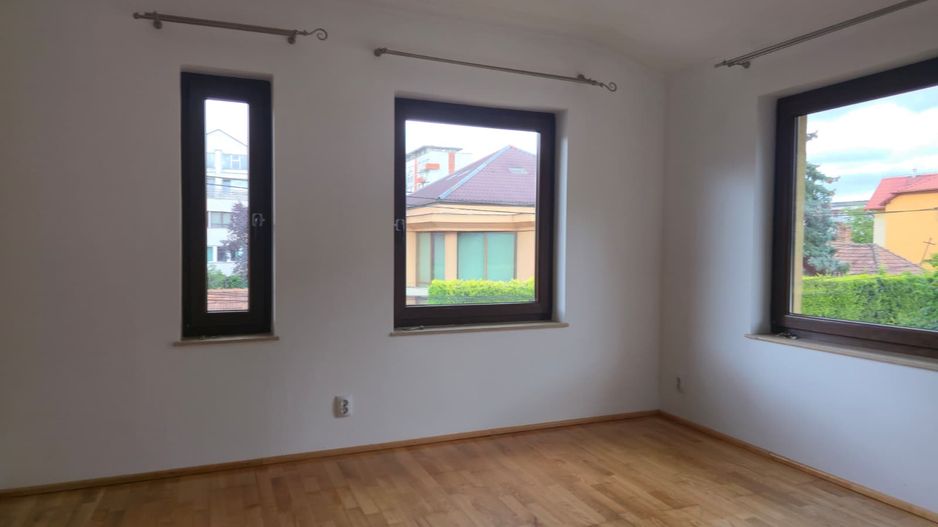 9 camere, 5 bai, spatiu hobby, gradina, garaj,locatie buna - Poză 31