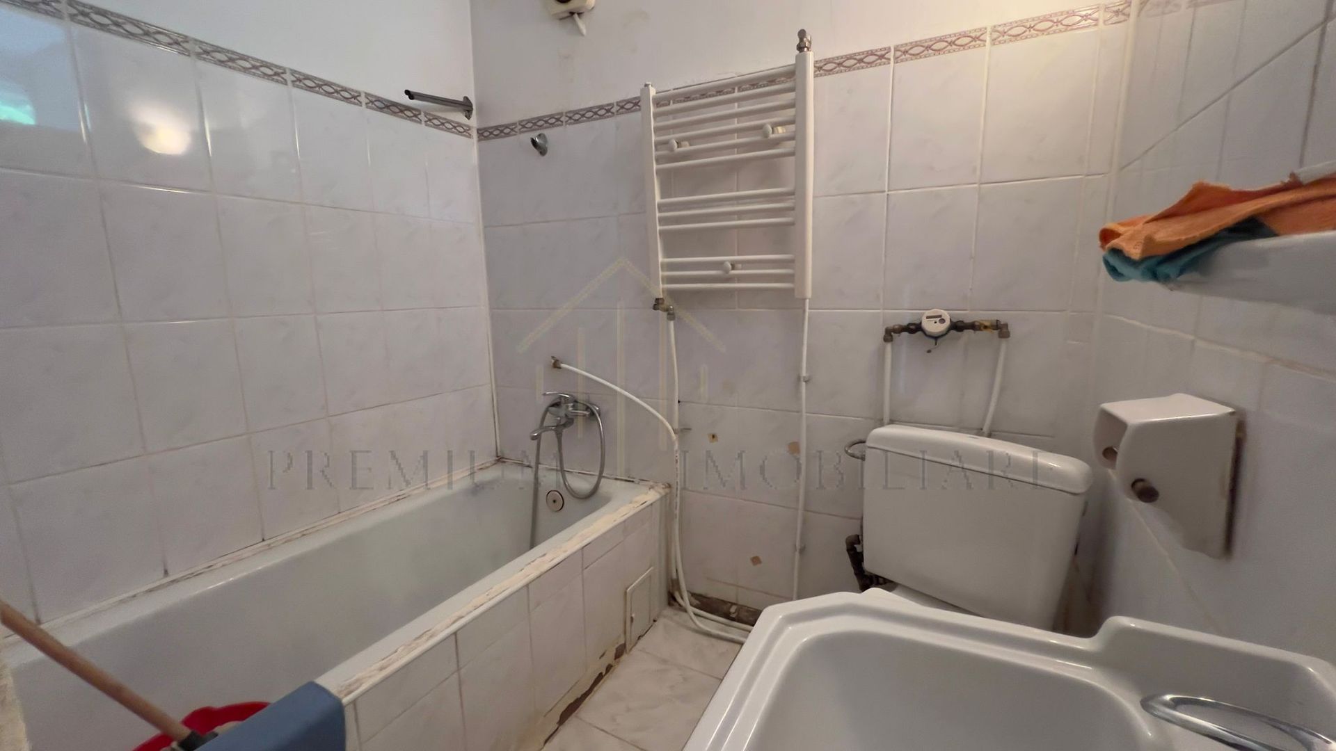 Apartament 2 camere etaj 1 cu boxa zona centrala - Poză 8