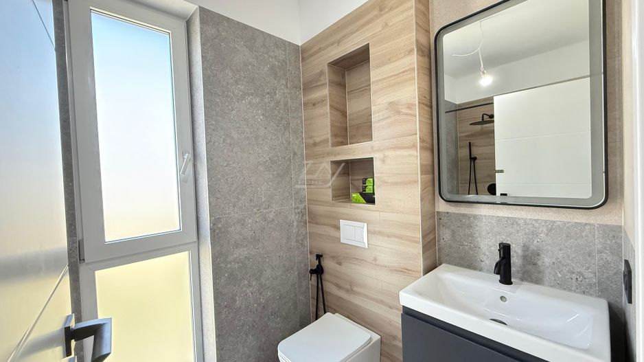 Ap pe 2 niveluri. 3 camere, 2 bai. 2 locuri de parcare. - Poză 3