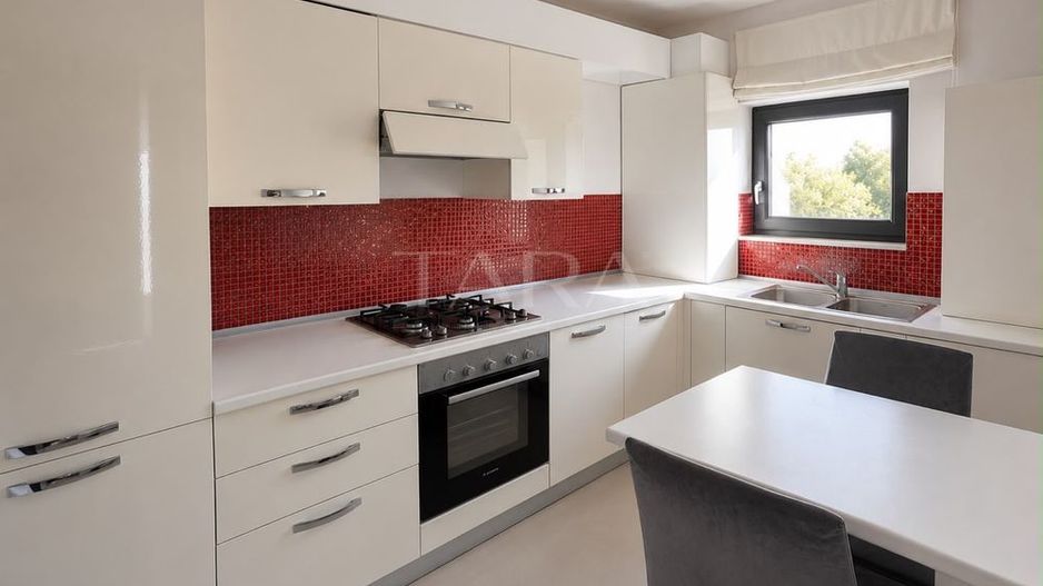 Apartament cu 3 camere, 70 mp, 2 balcoane și parcare, Borhanci. - Poză 1