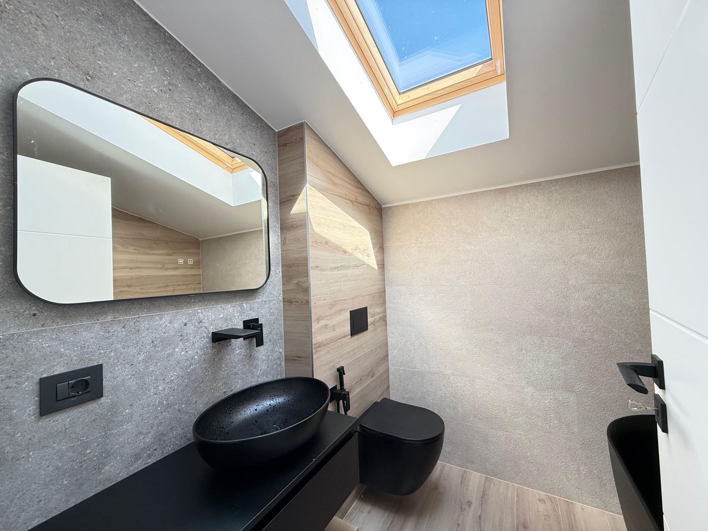 Ap pe 2 niveluri. 3 camere, 2 bai. 2 locuri de parcare. - Poză 10