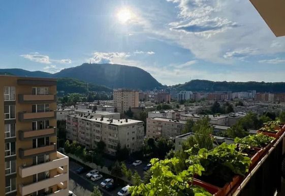 Un apartament în care priveliștea către Tâmpa face parte din experiența de zi cu - Poză 3