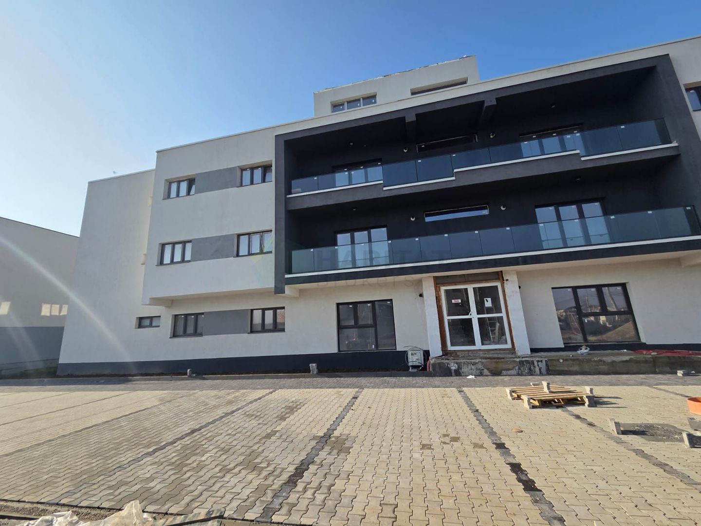 Apartament spațios de 3 camere la etaj, 74 mp utili + balcon – Tunari - Poză 2