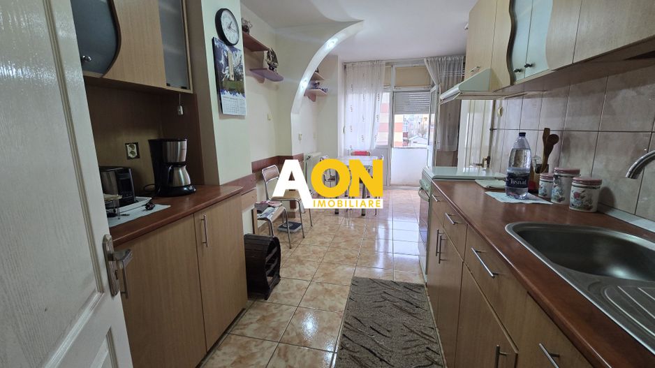 Apartament 4 Camere,79mp Utili, Etaj 2, Zona Cetate - Poză 2