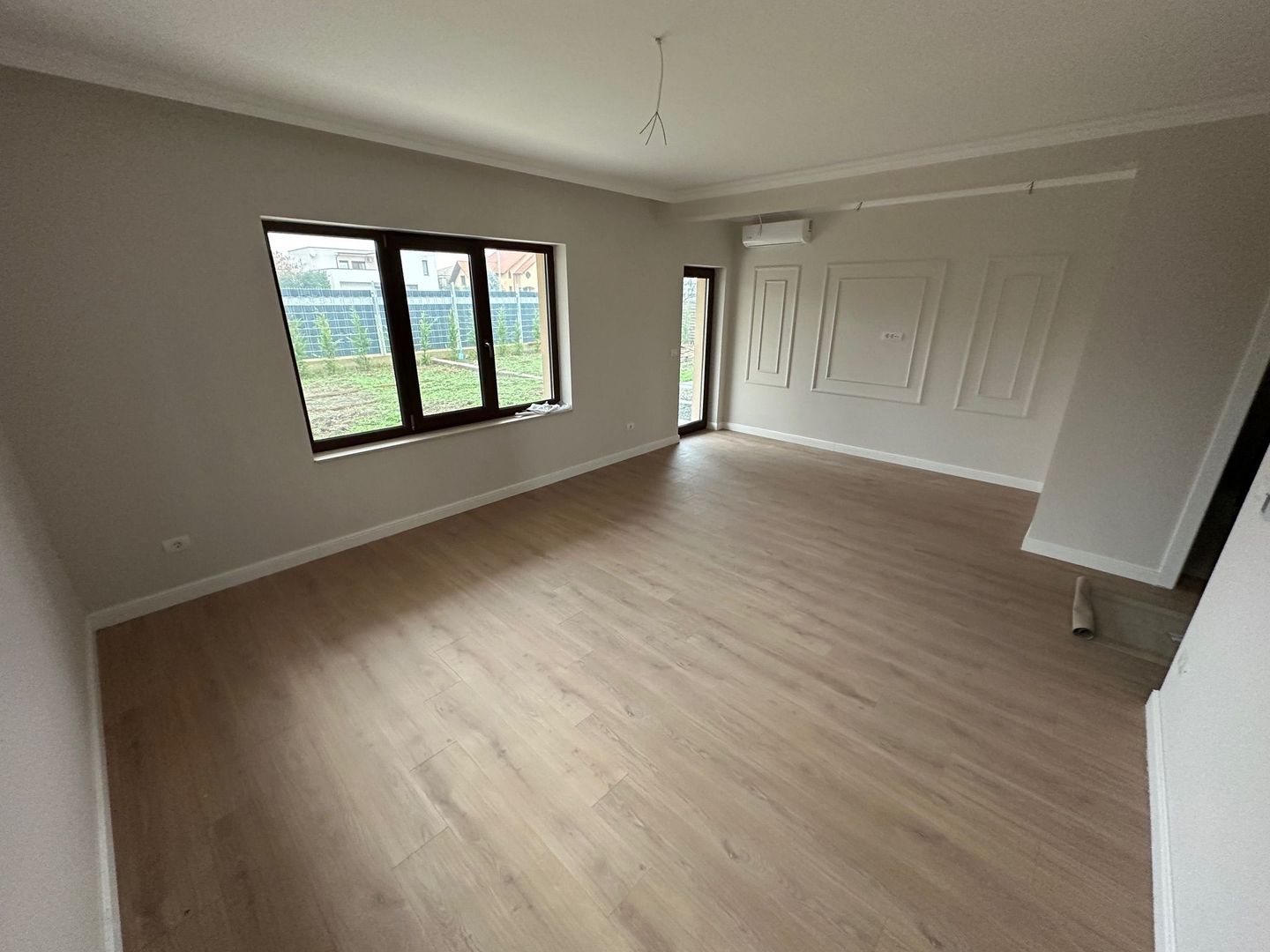 CASA TIP DUPLEX DESPARTIT PRIN GARAJ - Poză 17