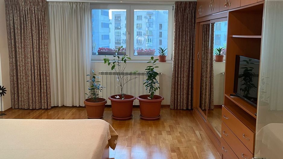 De vanzare Apartament 3 camere Matei Basarab, Calarasi, Central - Poză 1
