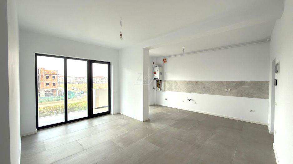 FINALIZAT. Etaj 1. Bloc la asfalt. Balcon mare. Loc de parcare. - Poză 2