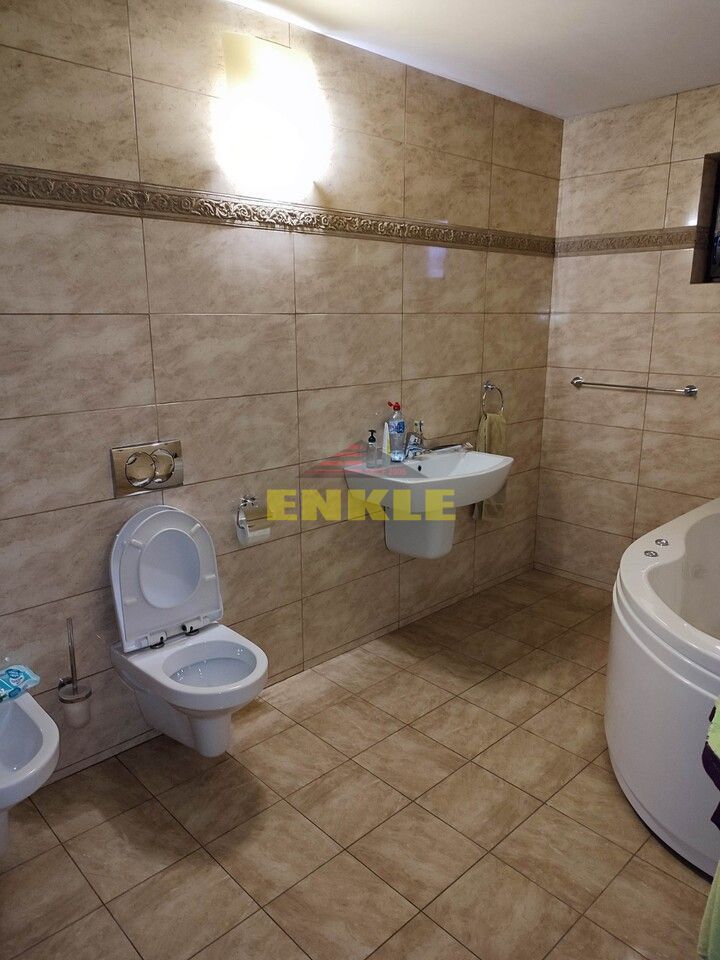 Vila 5 camere , zona Petru Rares -demisol+parter+etaj , pret negociabil ! - Poză 8