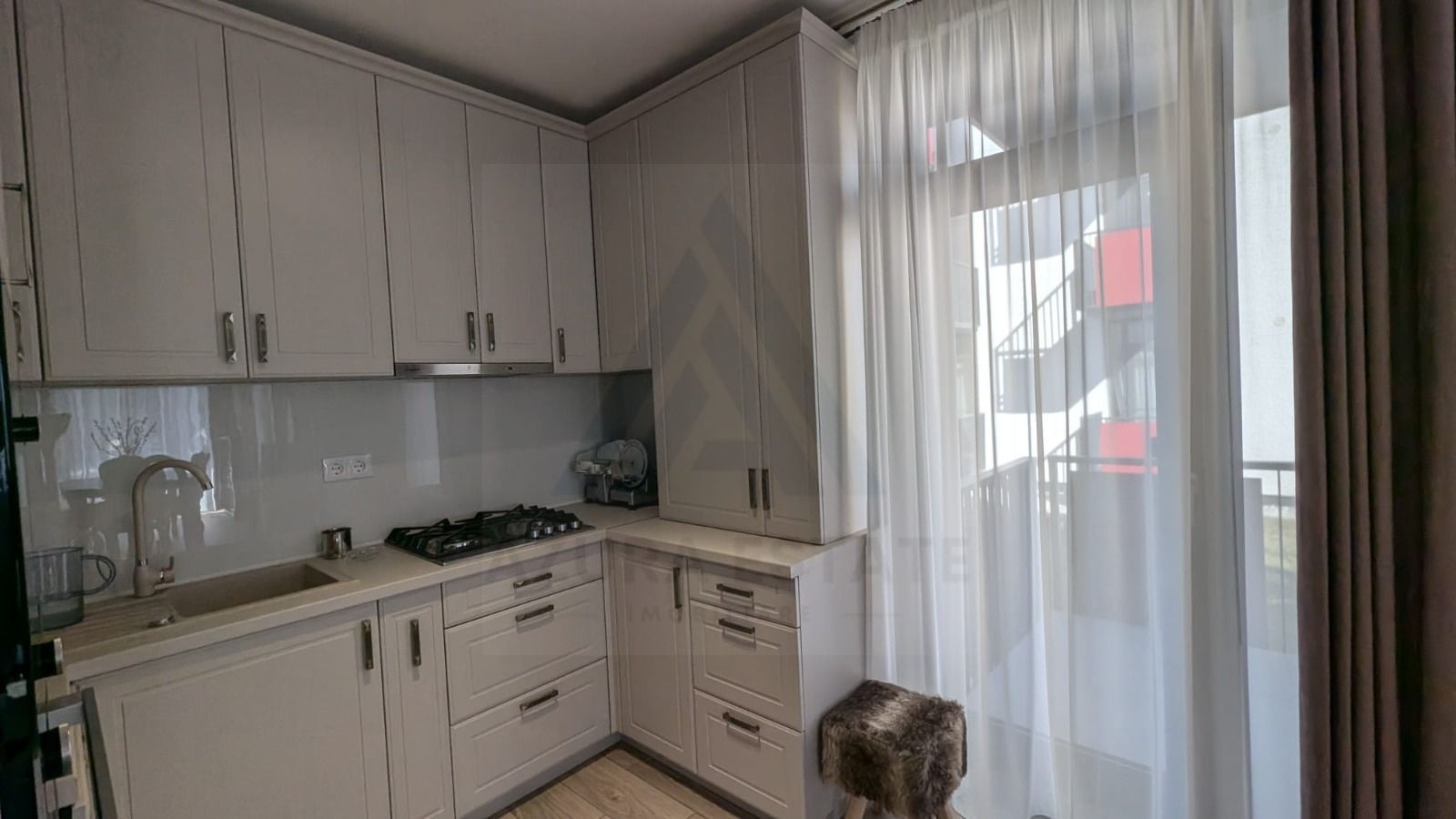 Apartament 3 camere 2 bai 70 mp utili terasa si parcare in Selimbar - Poză 2