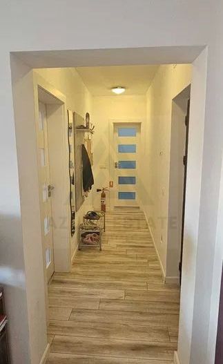 Apartament 45 mp utili etaj 1 baie cu geam partial mobilat pe Brana - Poză 5