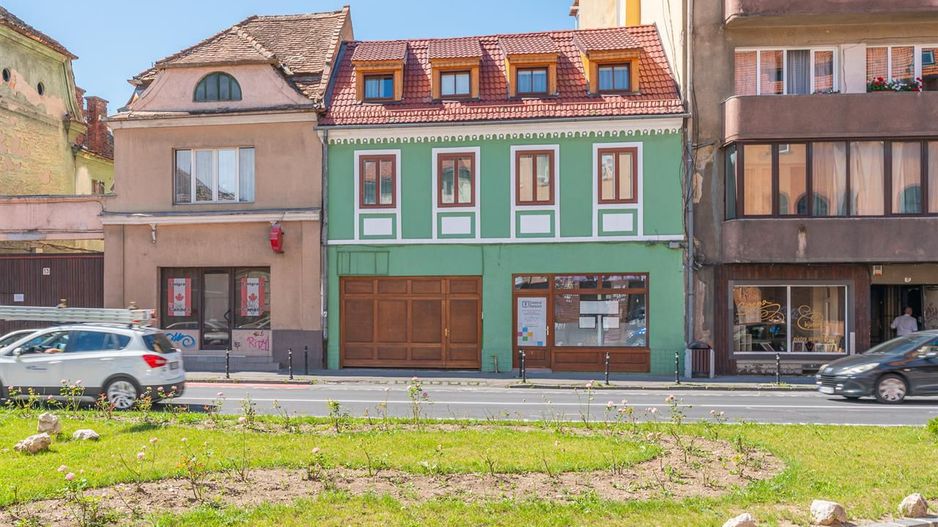 Casa cu spatiu comercial si 9 camere in zona istorica a Brasovului - Poză 2