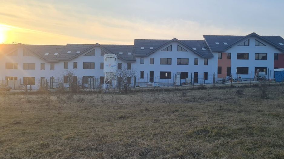 Casa de vânzare tip înșiruita la intrare in Cristian - Poză 3
