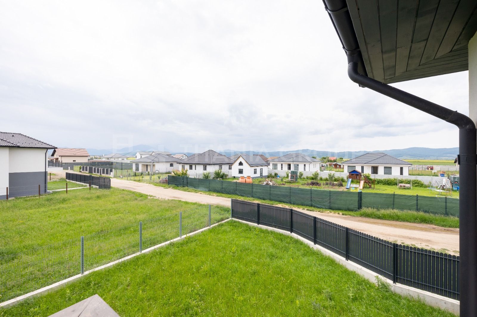 Casa individuala 4 camere, teren de 596 mp, partial mobilata, Cristian - Poză 27