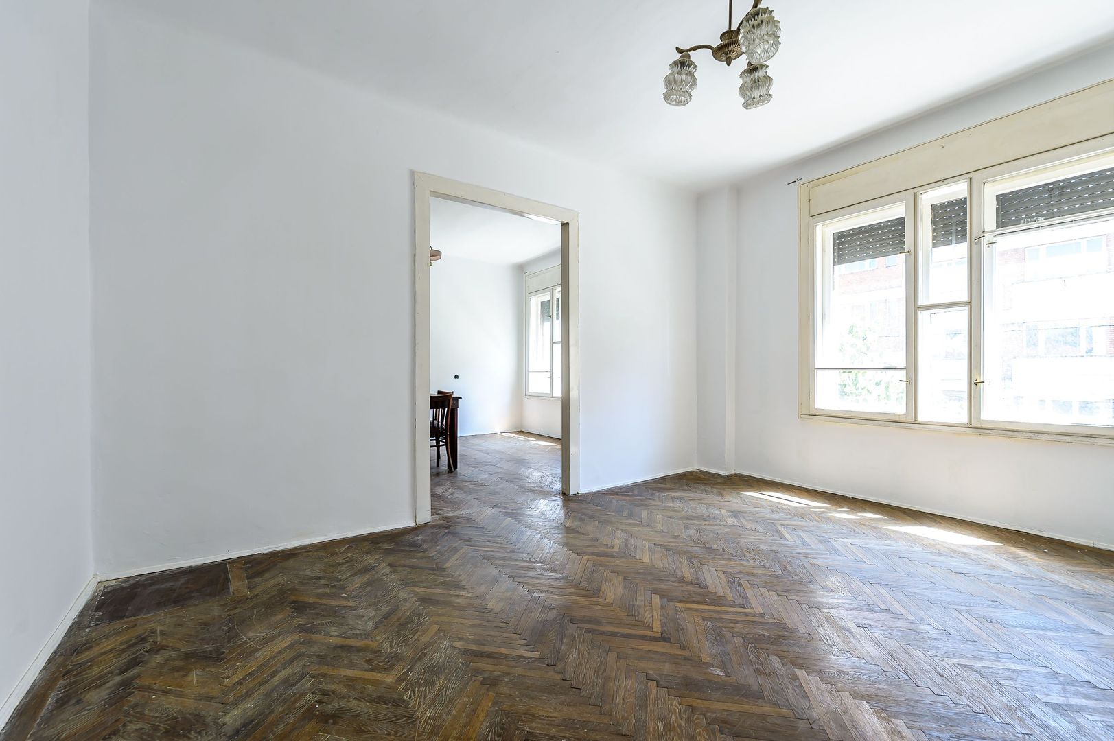 Apartament la etajul 1 în zona Pieței Reconcilierii. - Poză 1