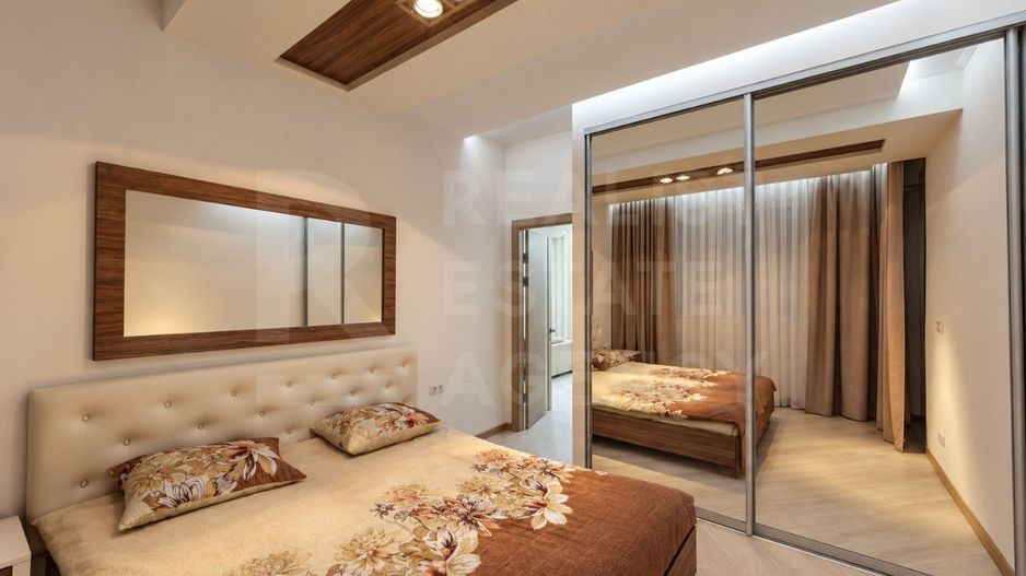 Chirie, apartament, 4 camere, Centru - Poză 1