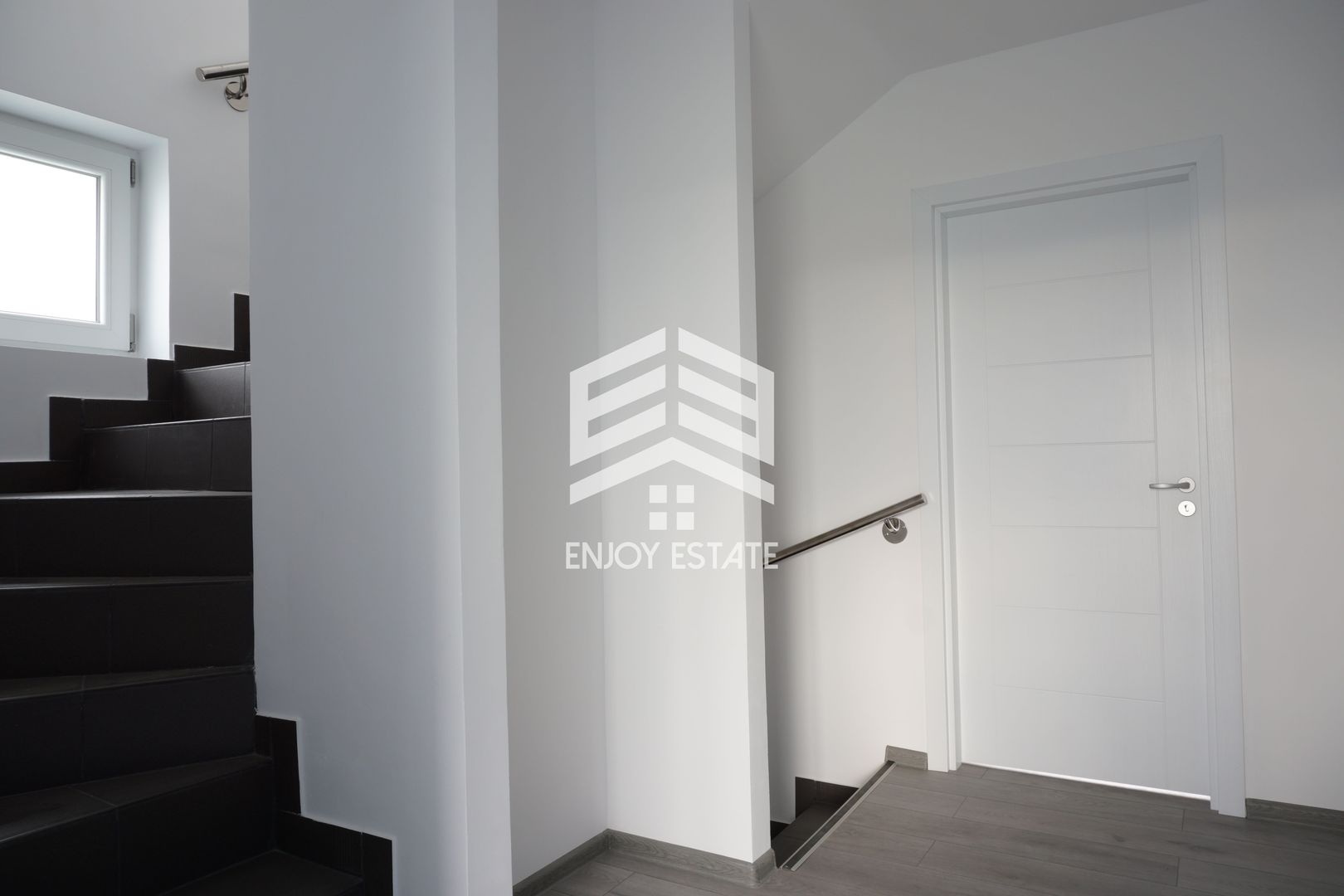 Apartament pe 3 niveluri, terasa, curte si 2 locuri parcare - Poză 5