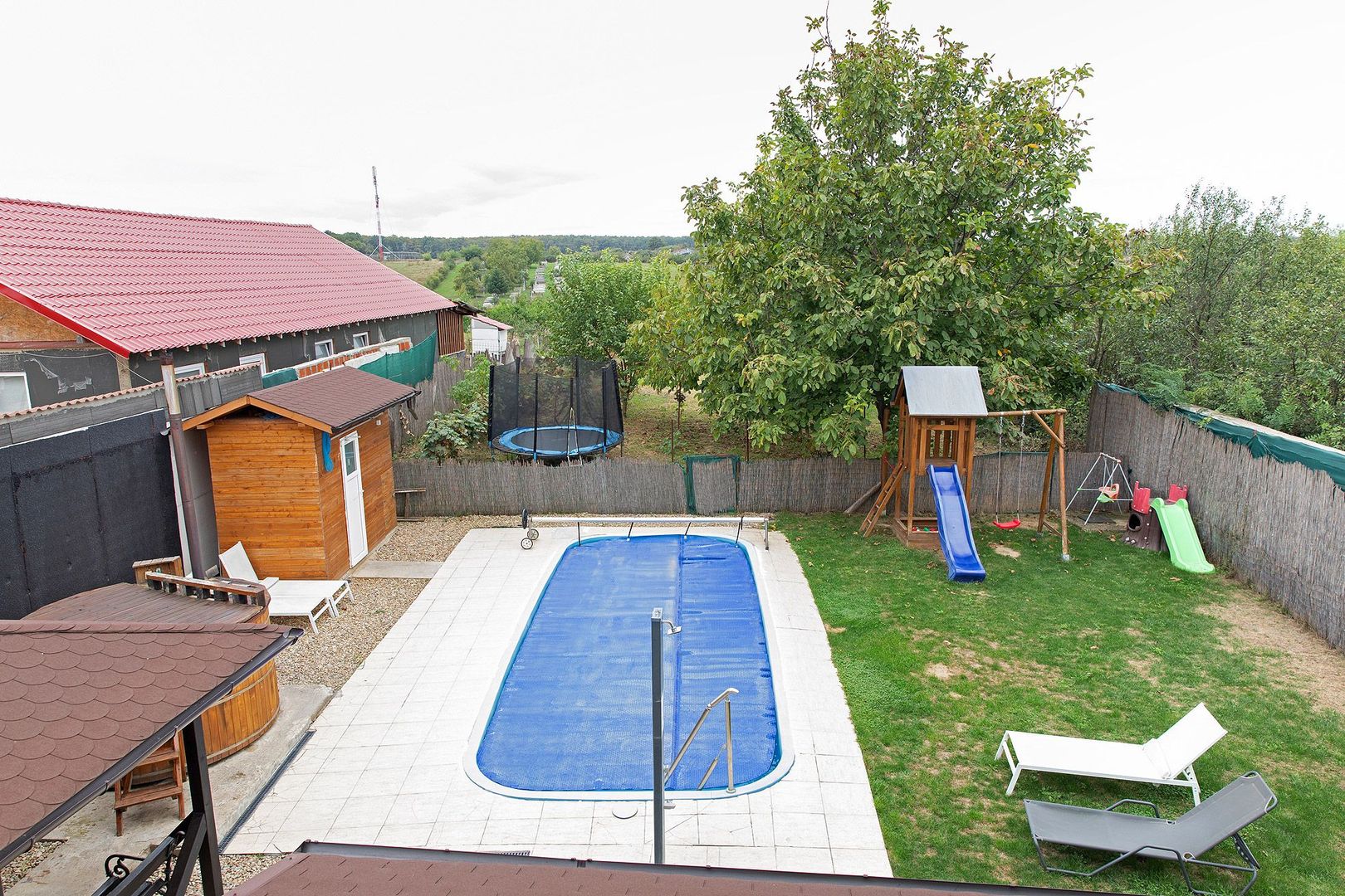 Vilă cu 5 dormitoare, 4 băi, 2 248mp teren, piscină. Preț: 229 000 Eur - Poză 19