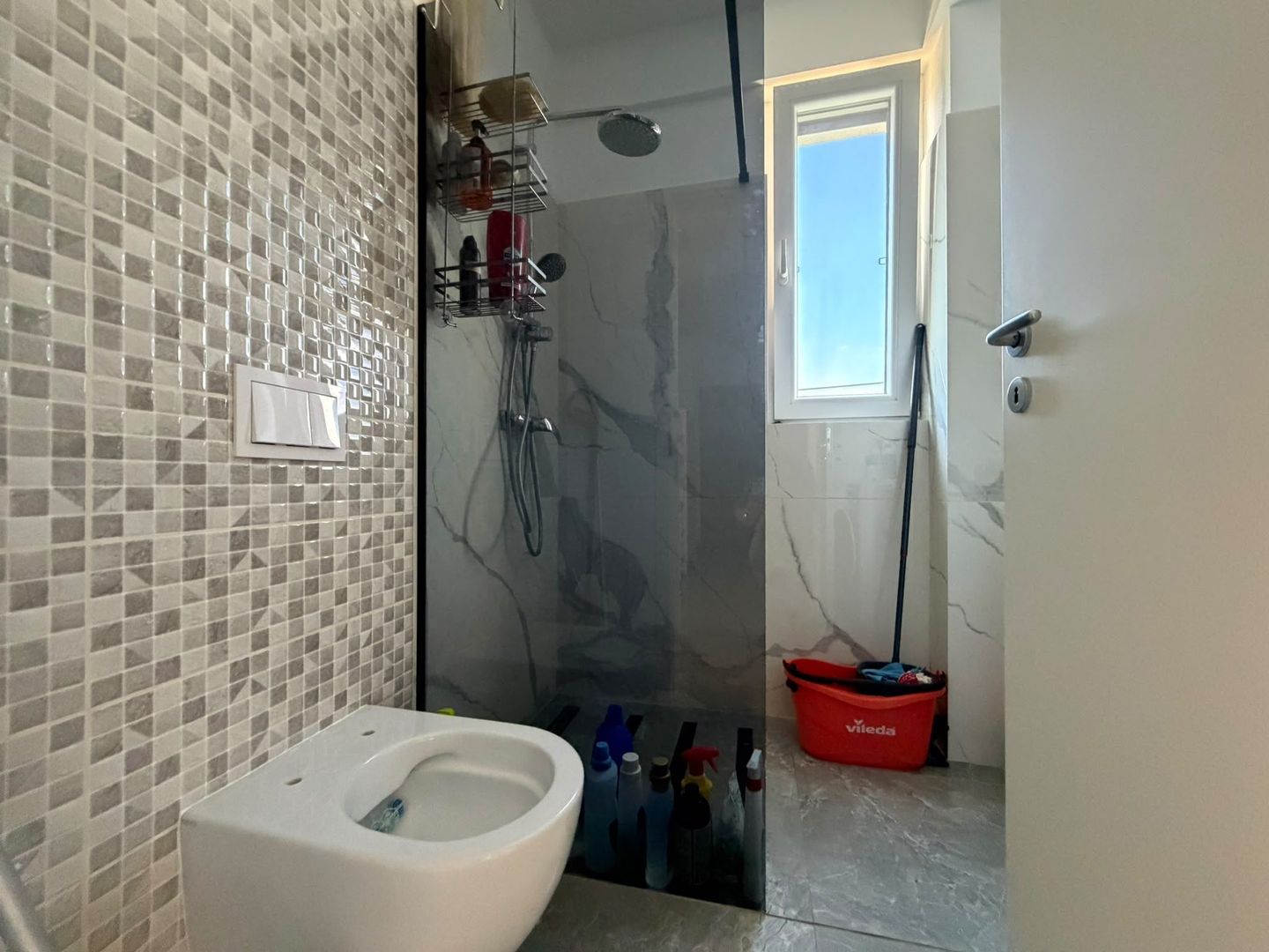 Apartament cu 3 camere, 2 bai si loc de parcare - Poză 13