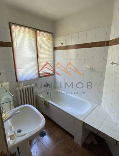 Vila de vanzare, teren 3100 mp, 7 camere, 6 grupuri sanitare, 3 CT, an 1997 - Poză 46