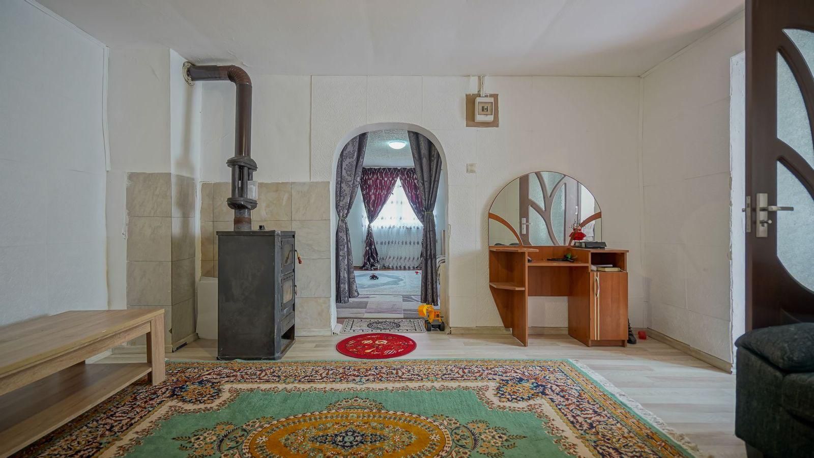Casă bătrânească cu 3 camere la vânzare - Sânpetru - Poză 2