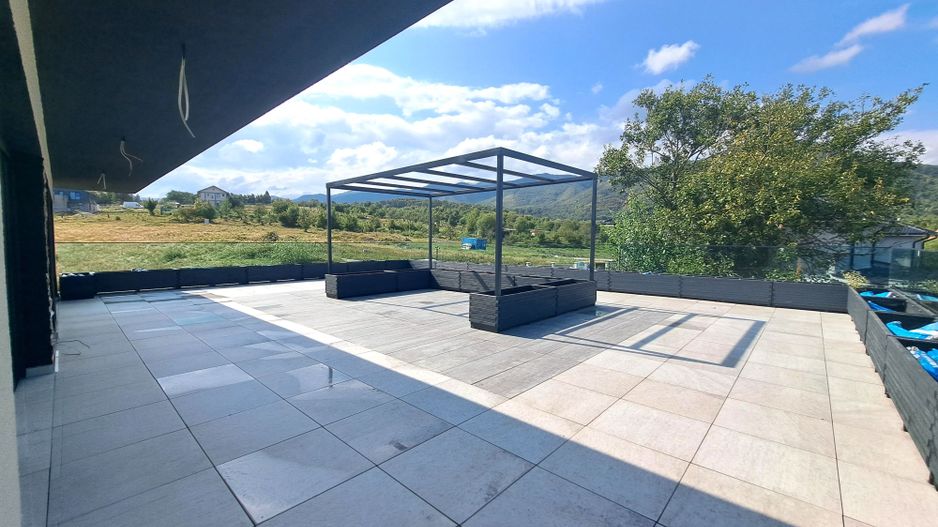 Casa cu piscina interioara si priveliste catre Cetatea Cisnadioarei - Poză 6