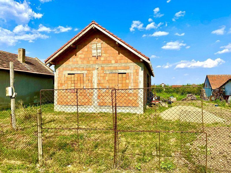 Casa la roșu în Izvin - Poză 11