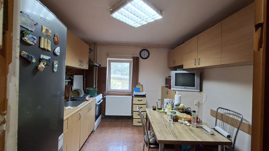 Apartament cu 3 camere -spatios si decomandat -  Zona Bucovina - Poză 2