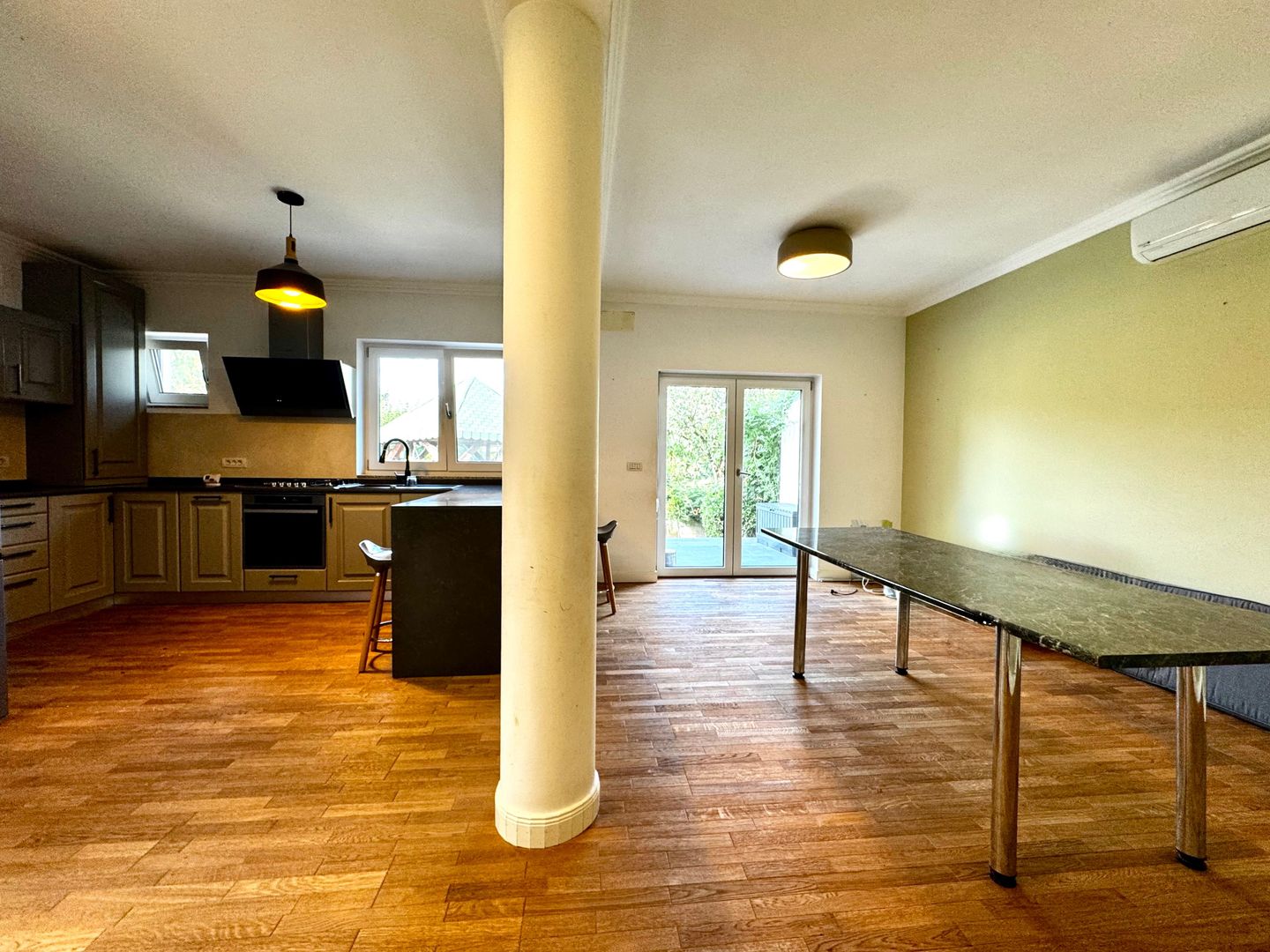 Casa spațioasă, cu teren generos, zona liniștită - in Braytim - Poză 1