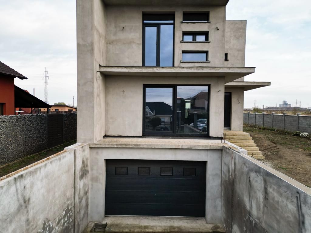 Vilă modernă pe 3 niveluri la gri în Poltura - Poză 6