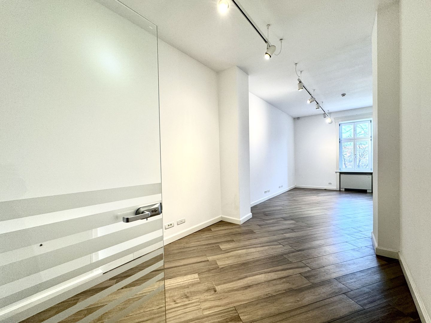 Spațiu Birou - Imobil complet renovat - Poză 19